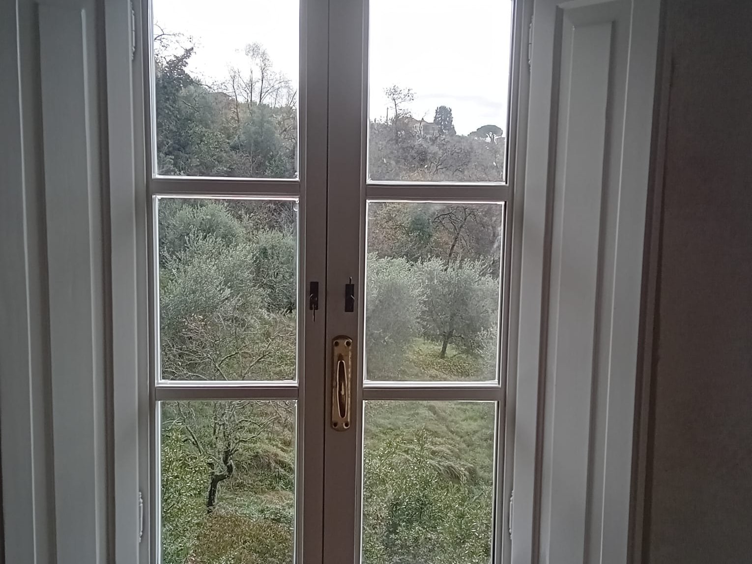 Casa in collina a Valgiano - finestre e porte
