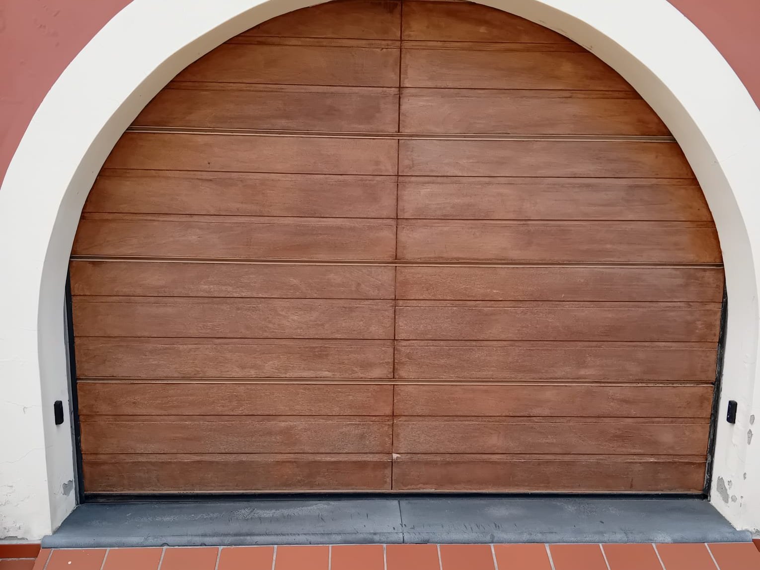 Portone ad arco su casa colonica
